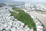Cận cảnh ngọn núi 'mồ côi' nằm giữa lòng phố trước đề xuất san phẳng