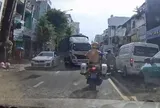 Thượng úy cảnh sát dùng mô tô đặc chủng mở đường cho chồng đưa vợ sắp sinh đến viện