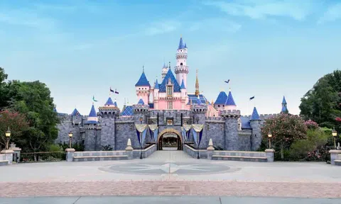 Disney bán tour vòng quanh 12 công viên trên toàn thế giới