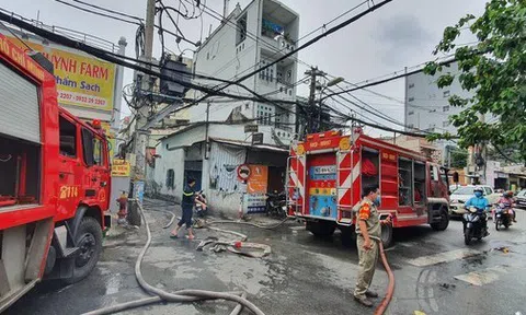 TPHCM: Cháy nhà cao tầng trong khu dân cư, 3 nạn nhân mắc kẹt được giải cứu