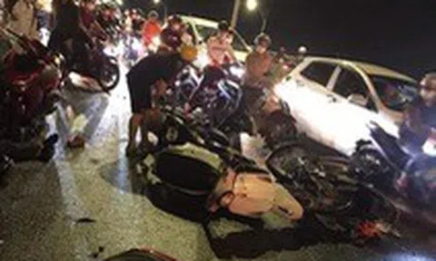 Xe khách tông một loạt xe máy trong đêm, cấp cứu nhiều người