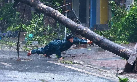 Tâm bão bắt đầu "càn quét" qua Hà Nội, gió rít liên hồi kéo dài đến khi nào?