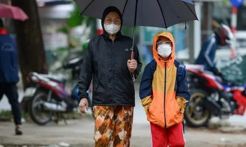 Người Hà Nội quàng khăn, mặc áo ấm đón gió lạnh đầu mùa