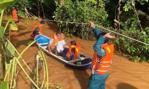 Clip, hình ảnh hàng trăm hộ dân ở TP Biên Hòa bị ngập sâu trong biển nước