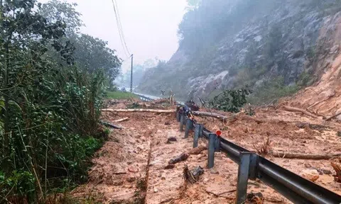 Đèo Khánh Lê nối Nha Trang – Đà Lạt tê liệt do sạt lở nghiêm trọng