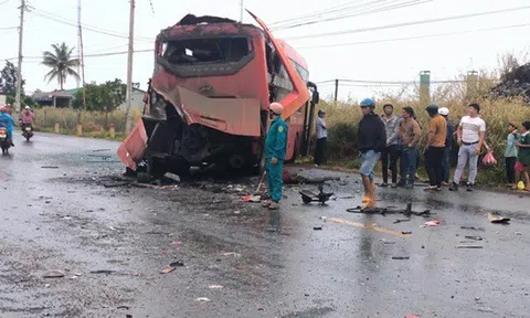 Kinh hãi hiện trường hai xe khách tông nhau trên Quốc lộ 14, 3 người thương vong