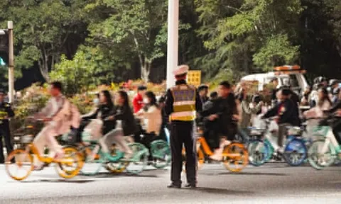 Trung Quốc dẹp trào lưu ăn đêm 'hành xác' tại Khai Phong