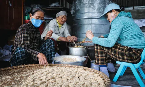 Bánh khô mè bảy lần nướng lửa đắt khách mùa Tết