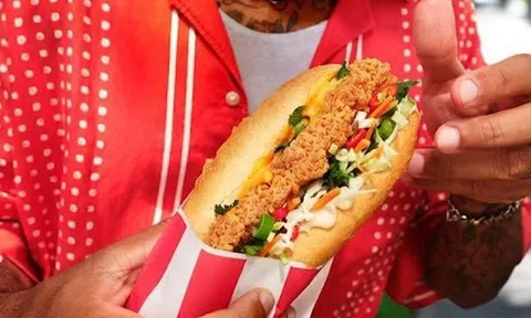 Tranh cãi món bánh mì nhân gà rán tại KFC