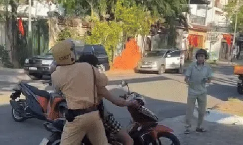 Clip ghi lại cảnh kinh hãi, người đàn ông chạy xe máy cầm rựa “múa” loạn xạ trên đường