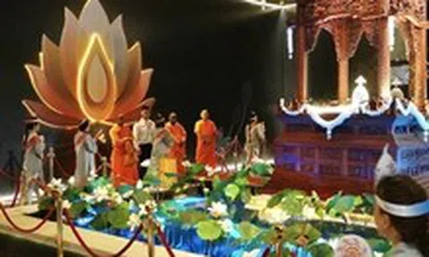 Đến chùa Thanh Tâm lúc nửa đêm, chờ chiêm bái xá lợi Đức Phật