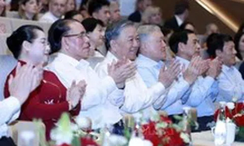 Tổng Bí thư Tô Lâm dự chương trình nghệ thuật Bài ca chiến thắng ở Nhà hát Hồ Gươm