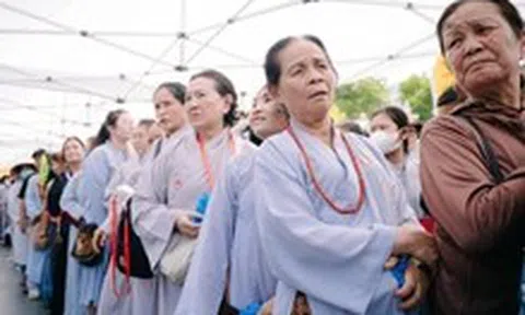 Người dân TP.HCM hoan hỉ vào chiêm bái xá lợi trái tim Bồ tát Thích Quảng Đức