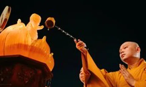 41 nghệ sĩ và hàng ngàn tăng ni Phật tử dự lễ rước Phật, tắm Phật mùa Phật đản