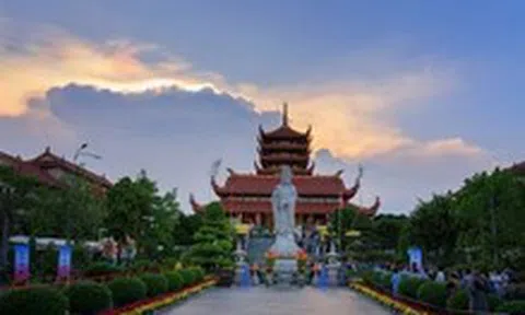 Mây ngũ sắc xuất hiện ở Bình Chánh, nơi tổ chức Vesak 2025
