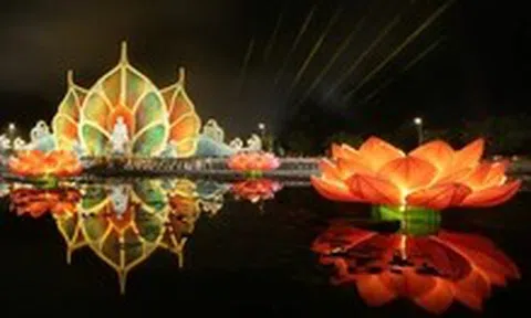 Đêm hoa đăng cầu nguyện hòa bình tại Vesak 2025