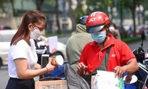 Lo cuộc đua hạ giá trong chuyển phát, sàn 'vừa đá bóng vừa thổi còi'