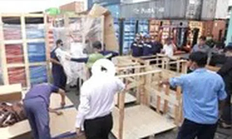 Phát hiện thuốc lá lậu gần 6 tỉ đồng trong lô hàng gạch lát nền, ghế sofa... tại cảng Cát Lái