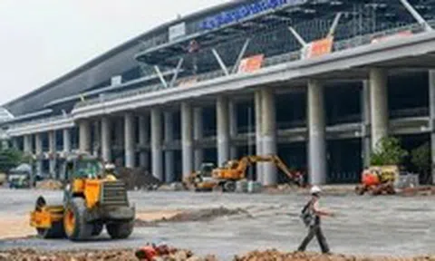 Nhà ga T3 Tân Sơn Nhất bị dột sau mưa lớn: Bộ Xây dựng yêu cầu xử lý dứt điểm
