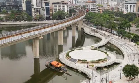 Sân khấu nổi 'độc nhất vô nhị' tại hồ Hoàng Cầu dần lộ diện