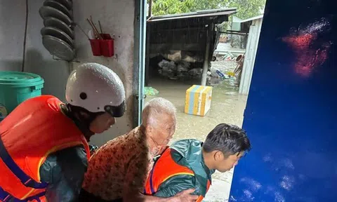 Mưa kinh hoàng, người dân ở Bình Dương bật khóc nhìn nhà ngập lụt, tan hoang