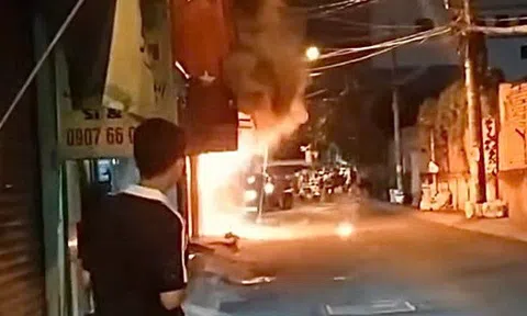 Cháy lớn nửa đêm ở TP HCM, một người tử vong