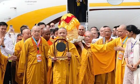 Cung rước xá lợi Phật tại sân bay Nội Bài