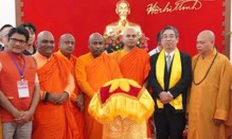 TP.HCM tiễn đoàn cung rước xá lợi Phật ra Hà Nội