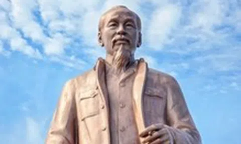 Tượng Bác Hồ đặt ở Làng Sen làm bằng đồng, nặng 6 tấn