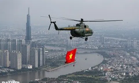 Phản ứng của khách Tây thấy trực thăng bay rợp trời, cờ đỏ khắp Việt Nam