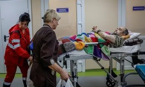 Bệnh viện tuyến đầu Ukraine mong mỏi ngày hòa bình
