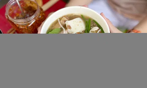Bún mắm 130.000 đồng ở TP.HCM đông đột biến dù gây tranh cãi