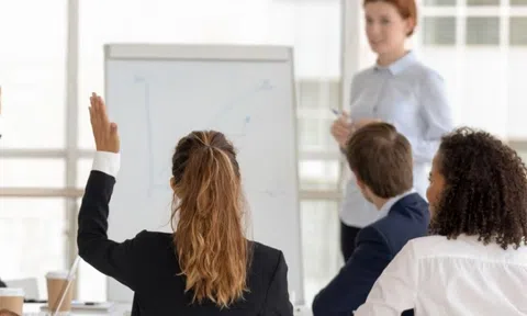 Trao quyền lãnh đạo, chia sẻ kiến thức và hành vi đổi mới công việc của nhân viên