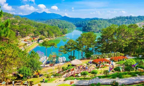 Ảnh hưởng của truyền thông mạng xã hội đến quyết định chọn điểm đến du lịch Đà Lạt của giới trẻ tại TP. Hồ Chí Minh