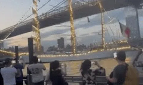 Tàu hải quân Mexico đâm vào cầu Brooklyn