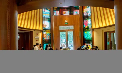 Chen chân tại Starbucks 'đất vàng' Bưu điện Hà Nội