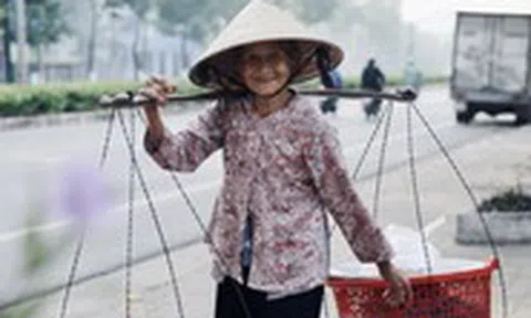 Trưởng thôn làng Nủ, ngoại Sáu bán bánh mì là tấm gương bình dị mà cao quý