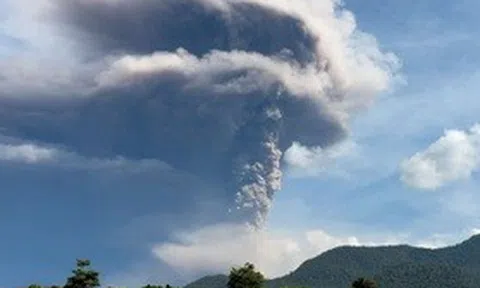 Núi lửa phun tro bụi, Indonesia phát cảnh báo cao nhất