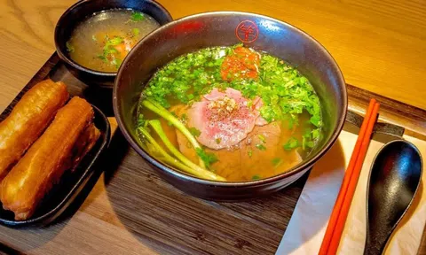 Nhà hàng phở 'quá mặn' của Chi Pu được khen ngon nhất Thượng Hải