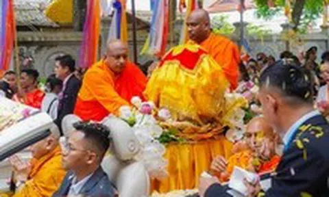 Hàng nghìn người đội mưa đón xá lợi Đức Phật về chùa Phúc Sơn