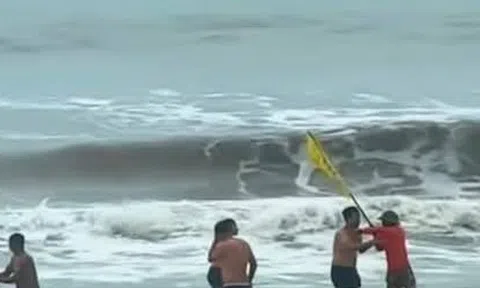 VIDEO: Xôn xao clip nhân viên bảo vệ xô đẩy, ngăn du khách tắm biển khi sóng lớn