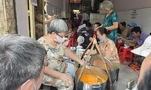 Bánh canh giò heo 'một giờ' sắp ngừng bán, thực khách vây kín quán