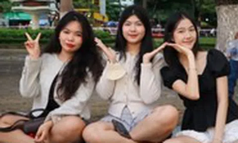 Hàng ngàn người chen chân chọn 'view bạc triệu' xem pháo hoa quốc tế