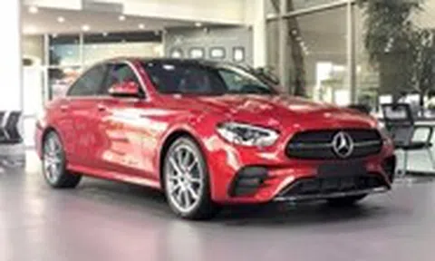 Tin tức giá xe: Mercedes-Benz E-Class giảm tới gần 680 triệu, giá thực tế chỉ ngang Camry ra biển