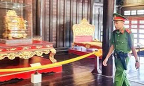 Ngai vàng triều Nguyễn giờ đặt trong lồng kính, thêm công an bảo vệ cổ vật