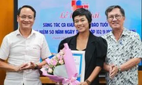 Trao giải cho các nhạc sĩ sáng tác ca khúc về báo Tuổi Trẻ