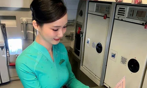 Khoảnh khắc trên máy bay của nữ tiếp viên xinh đẹp hút 7 triệu lượt xem