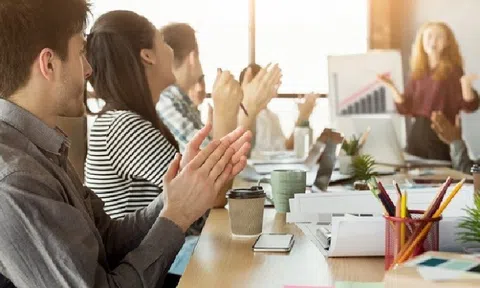 Tác động của phong cách lãnh đạo chuyển đổi đối với sự hài lòng trong công việc: Vai trò trung gian của việc trao quyền cho nhân viên