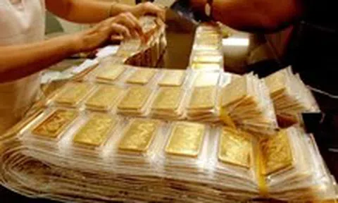 Giá vàng thế giới lao dốc mạnh, vàng miếng SJC vẫn cao hơn giá chung 12 triệu/lượng
