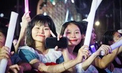 Du khách thích thú thưởng thức đại nhạc hội Nha Trang say hi